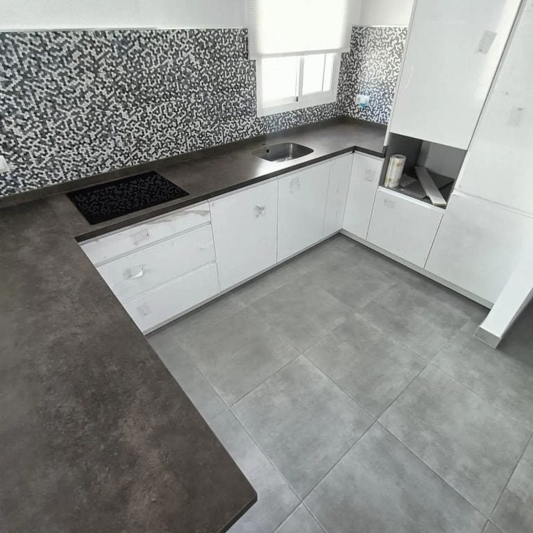Montaje de encimera de porcelánico Laminam en Utrera