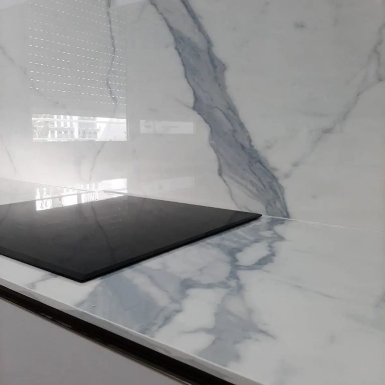 Encimera de porcelánico blanco en Dos Hermanas
