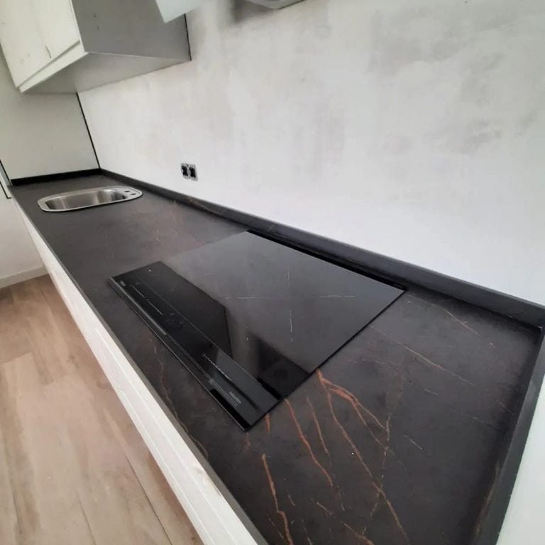 Encimera de cocina de porcelánico en Montequinto