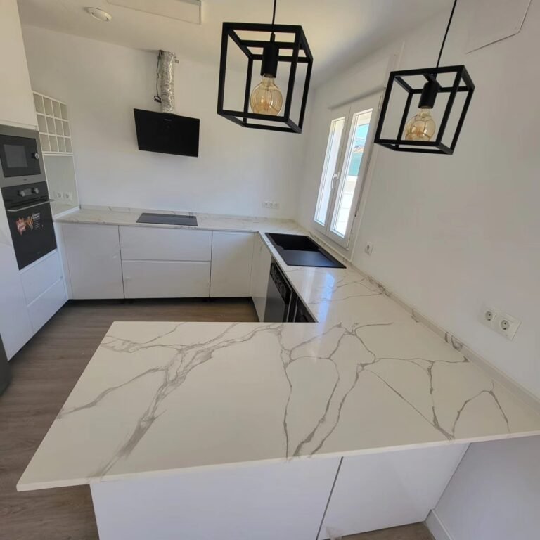 Encimera de aglomerado de cuarzo Zebra Silver en Alcalá de Guadaíra