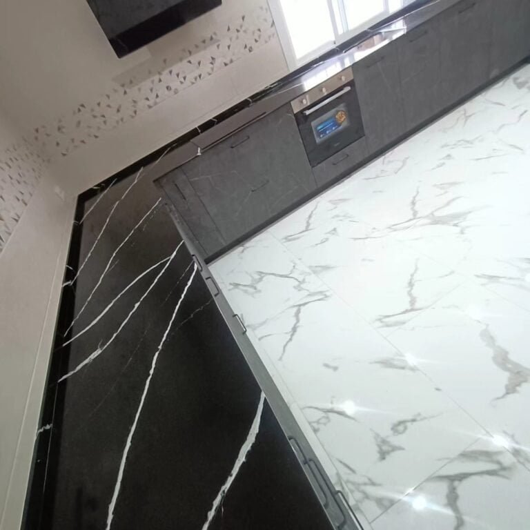 Encimera de cuarzo Eternal Marquina en Coria del Río