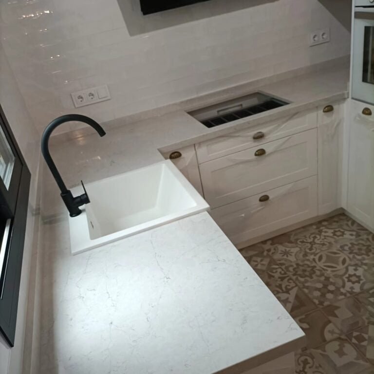 Encimera de cuarzo Pearl Jasmine en El Viso del Alcor