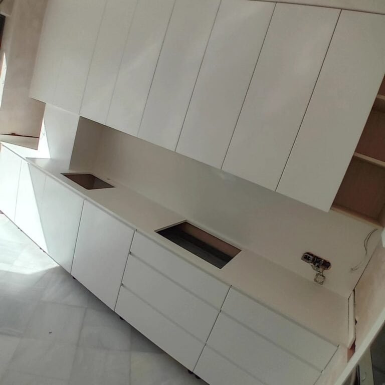 Encimera de piedra sinterizada Bianco Absoluto en Los Palacios y Villafranca