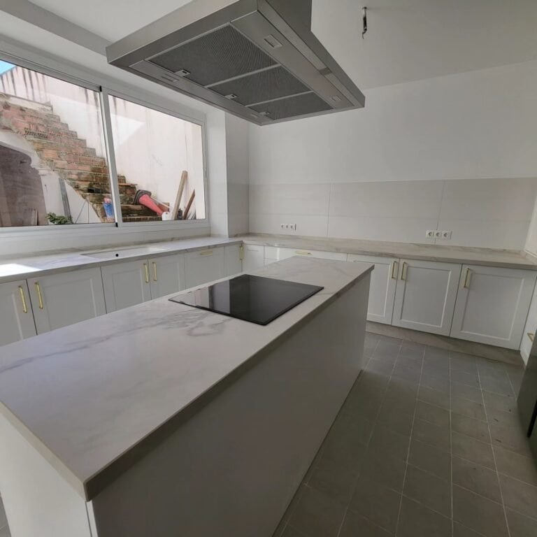 Encimera de porcelánico Grassi White en Los Palacios y Villafranca