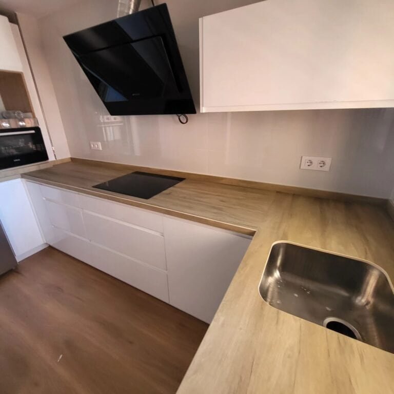Encimera de porcelánico Sabbia efecto madera en Mairena del Aljarafe