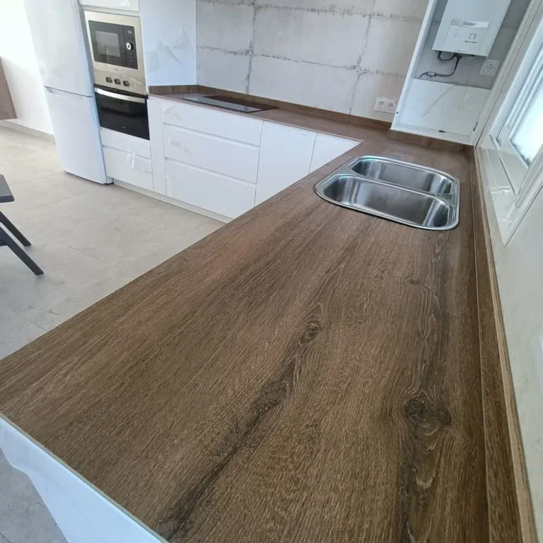 Encimera de porcelánico Rovere Baio imitación madera en Morón de la Frontera