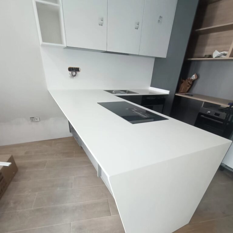Encimera de piedra sinterizada Bianco Absoluto en Sevilla