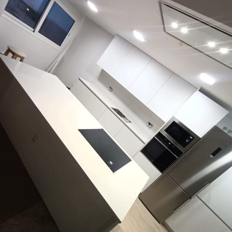 Encimera de cuarzo Miami White en Tomares