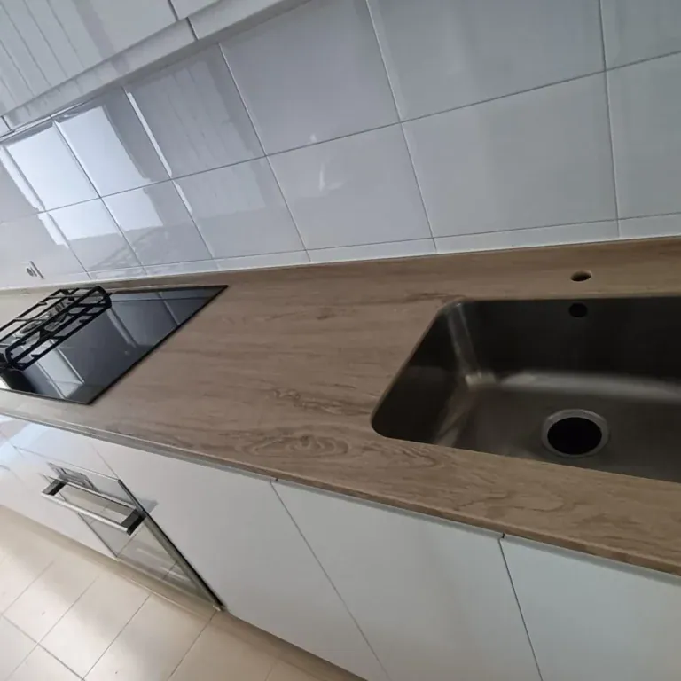 Encimera de porcelánico Rovere Bucksin efecto madera en Tomares